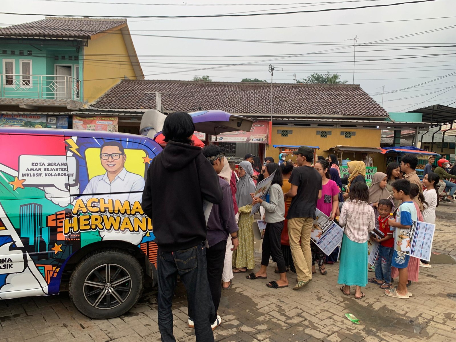 Relawan Calon Walikota Serang Achmad Herwandi Bagikan Takjil dan Pamerkan Mobil Serba Guna, Bisa Dipakai Warga Secara Gratis