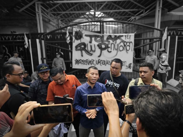 Tolak RUU Penyiaran, Jurnalis Banten Aksi Debus hingga Bakar Ban