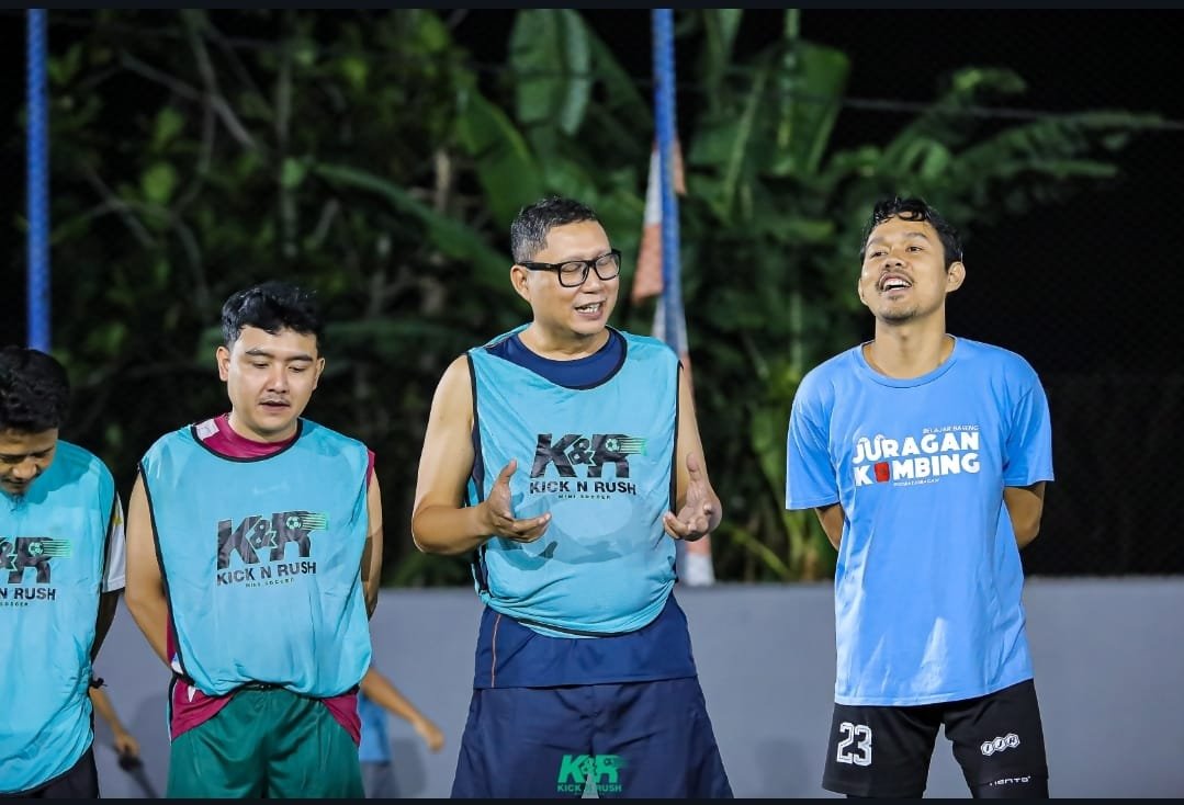 Kampanyekan Politik Riang Gembira dan Supportif, Achmad Herwandi dan Nur Agis Tanding Bola