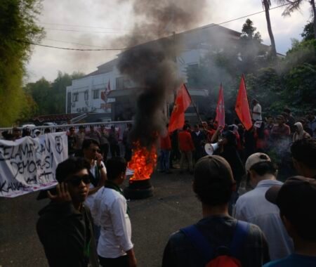 Geruduk KPU Banten, EK-LMND Serang Murka Desak ‘Pecat’ Ketua KPU Kota Serang Imbas Hilangkan Dokumen Negara 20C Hasil