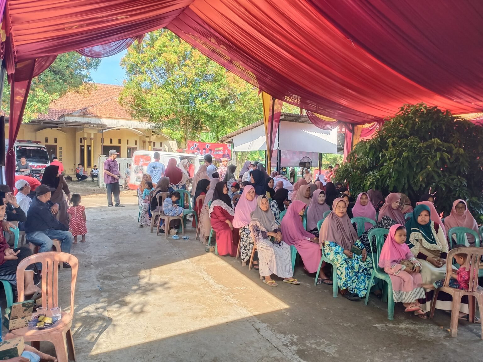 Peduli Wong Cilik, PDIP Gelar Pengobatan Gratis di Padarincang, Masyarakat Antusias