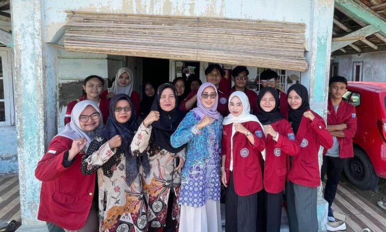 Mahasiswa KKM Universitas Bina Bangsa Kelompok 68 Dukung Kegiatan Posyandu di Desa Tanjung Teja