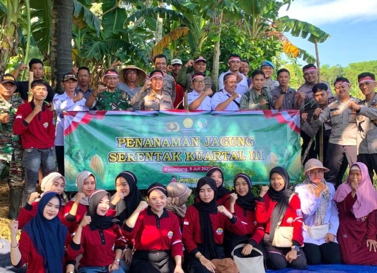Mahasiswa KKM Kelompok 43 Universitas Bina Bangsa Sukseskan Penanaman Jagung Serentak di Desa Tanjungjaya