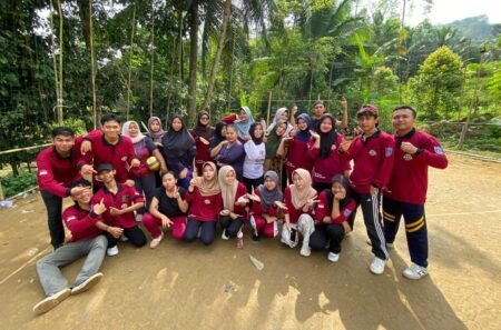 Peduli Kesehatan, KKM 60 UNIBA Adakan Senam dengan Warga Desa Maraya