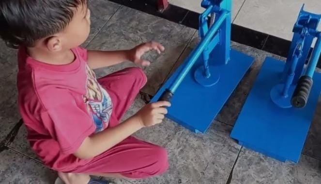 KKM 36 Desa Kertasana Berhasil Ciptakan Teknologi Tepat Guna, Alat Penggeprek Melinjo Tingkatkan Produktivitas Warga