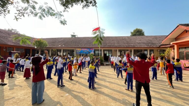 Semarakkan Semangat Hidup Sehat Sejak Dini, KKM 36 Menjadi Instruktur Senam di SDN Kertasana 1