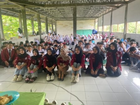 Cetak Generasi Muda yang Semangat Belajar, KKM Universitas Bina Bangsa Memberdayakan MPLS SMK Karyawisata dengan Motivasi dan Wawasan Baru