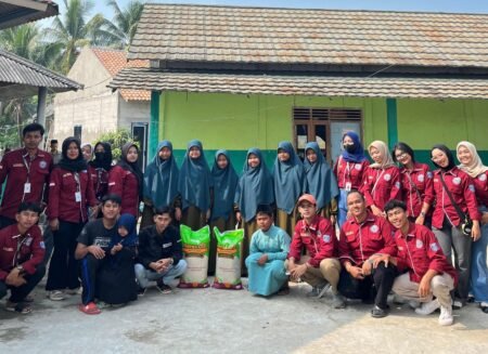 Aksi Nyata Mahasiswa KKM 91 UNIBA, Distribusi Beras Bersama Baitulmaal Munzalan di Carenang