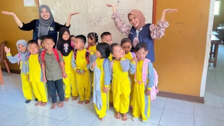 Wujudkan Pendidikan Usia Dini yang Menyenangkan, KKM 36 Uniba Mengajar di TK Raudhatuth Tholibin