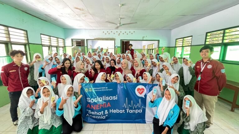 Peduli Kesehatan Remaja, KKM 36 Universitas Bina Bangsa Gelar Sosialisasi Anemia di MTs Zainabiyah, Kartasana