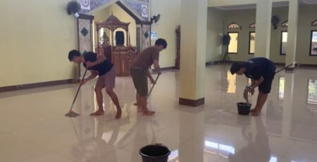 Semangat Gotong Royong, KKM 36 Uniba Gelar Kegiatan Bersihkan Sampah di Tempat Ibadah