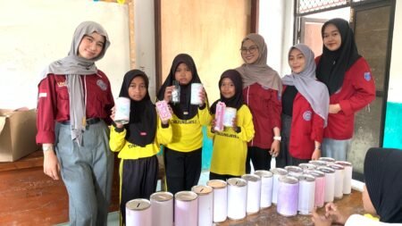 Mahasiswa KKM 43 Universitas Bina Bangsa Ajak Siswa SD Tanjung Jaya Gemar Menabung Lewat Celengan Kreatif