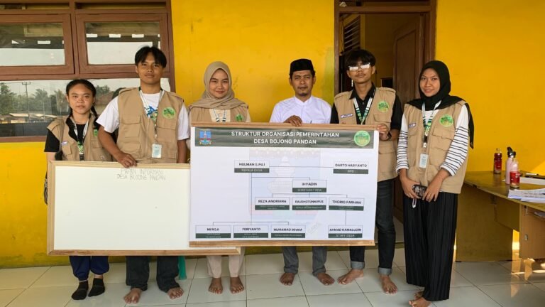KKM 68 Uniba Wujudkan Aksi Nyata dengan Serahkan Papan Informasi dan Struktur Organisasi Desa Bojong Pandan