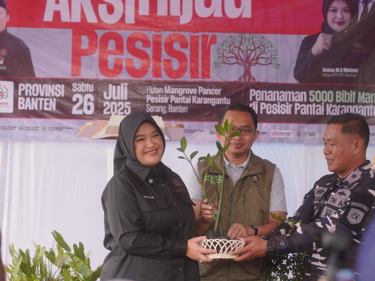 Ketua DPD PTI Provinsi Banten Annisa M.A Mahesa Siap Tanam Bibit Mangrove.