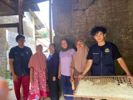 Dorong UMKM Naik Kelas, KKM 36 Uniba Bantu Pengrajin Emping di Kertasana Miliki NIB