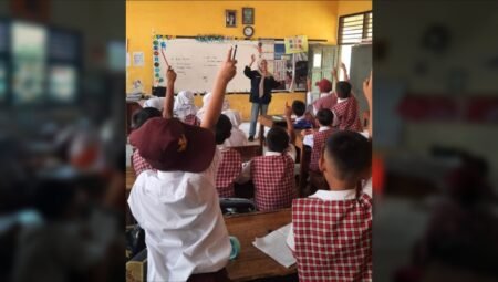 Mahasiswa KKM 79 Universitas Bina Bangsa Gelar Kegiatan Belajar Mengajar di SDN Gabus