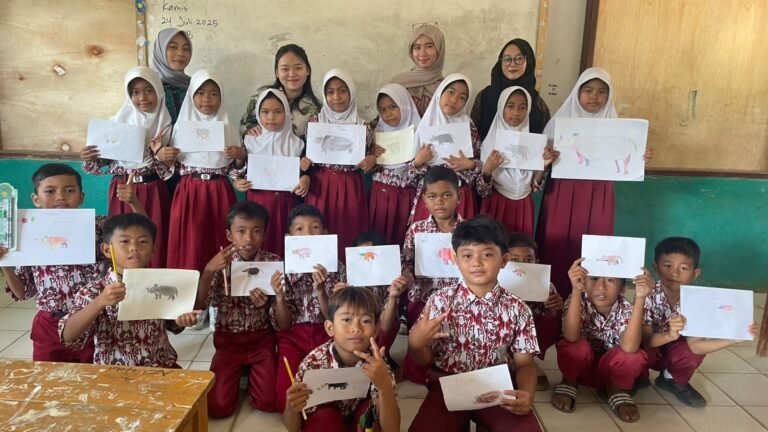 KKM Universitas Bina Bangsa Kenalkan Makna Batik Cikadu dan Konservasi Badak Jawa kepada Siswa SDN Tanjungjaya 2
