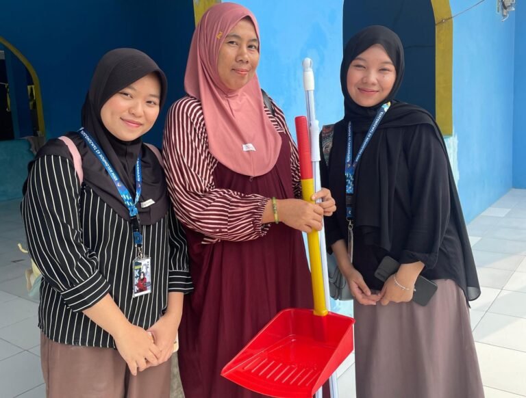 Wujudkan Pengabdian Masyarakat di Panimbang, Mahasiswa KKM 43 UNIBA Gelar Jumat Bersih