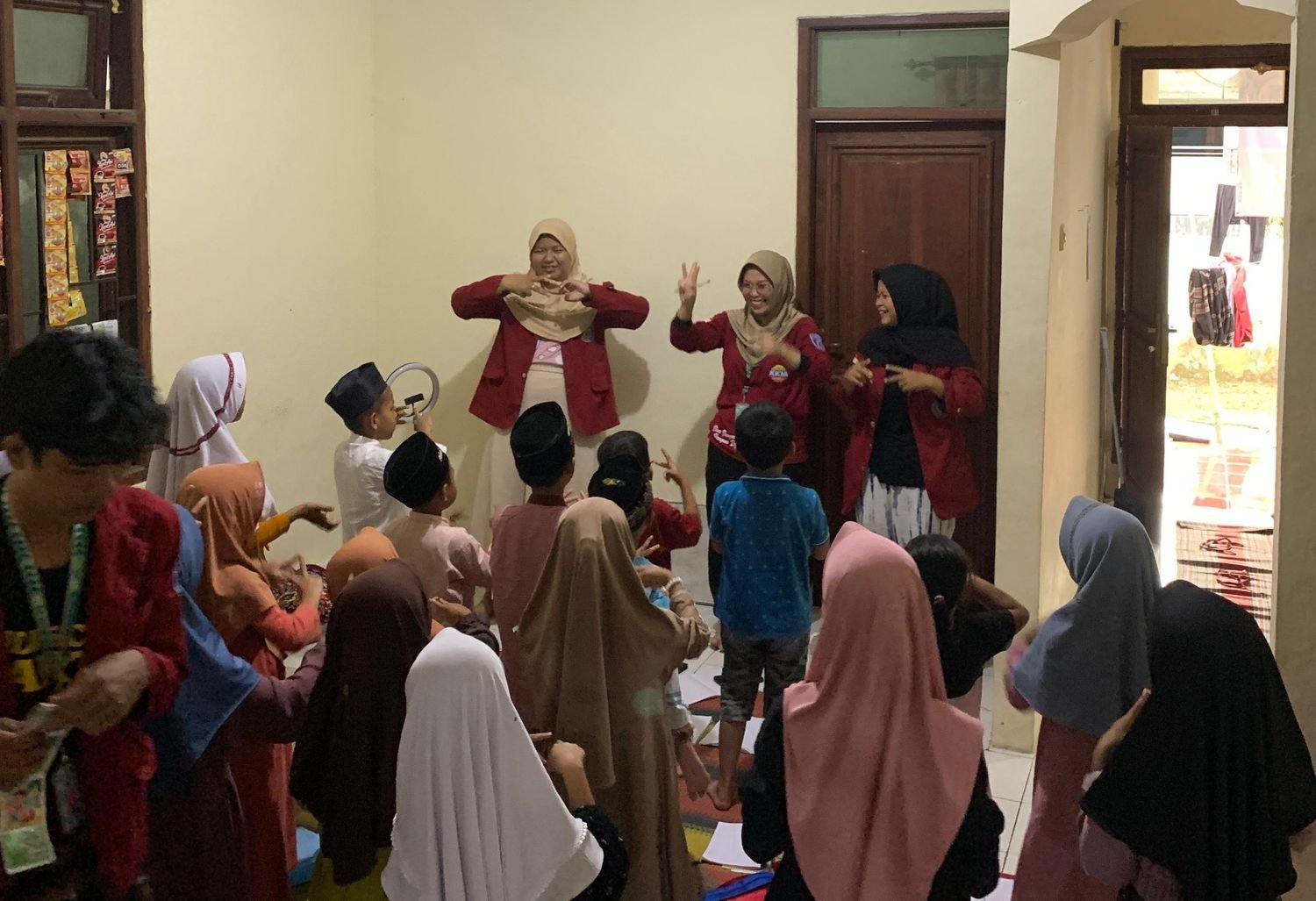 Antusias Belajar, Mahasiswa KKM 28 UNIBA Bantu Tingkatkan Kemampuan Calistung Anak-Anak Kampung Cisaat