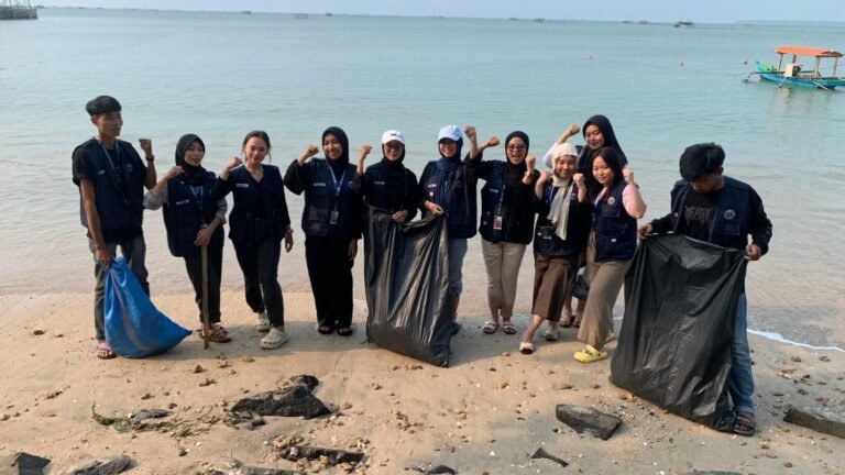 KKM 43 Universitas Bina Bangsa Bersihkan Pantai Cipanon, Ajak Nelayan Jaga Kebersihan Lingkungan