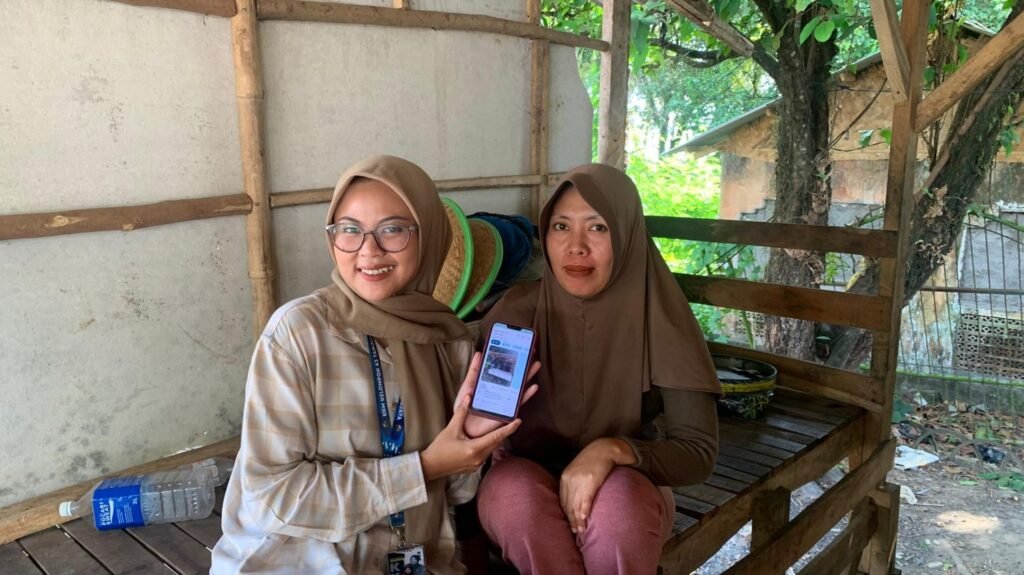 Tingkatkan Potensi Ekonomi Lokal, Mahasiswa KKM UNIBA Dampingi UMKM Cikadu Daftar di Google Maps