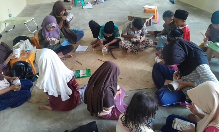 Mahasiswa KKM 79 Universitas Bina Bangsa Gelar Bimbingan Belajar Intensif untuk Anak-anak Desa Gabus