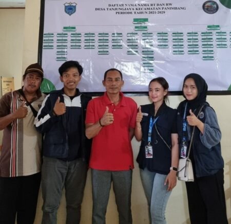 Mahasiswa KKM 43 Uniba Pasang Struktur Pengurus RT/RW Desa Tanjungjaya