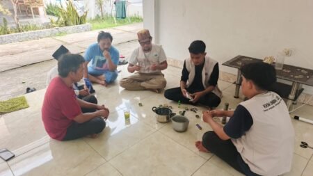 Mahasiswa KKM UNIBA Gelar Sosialisasi dan Demonstrasi Pembuatan Lilin Aroma Terapi di Desa Lempuyang