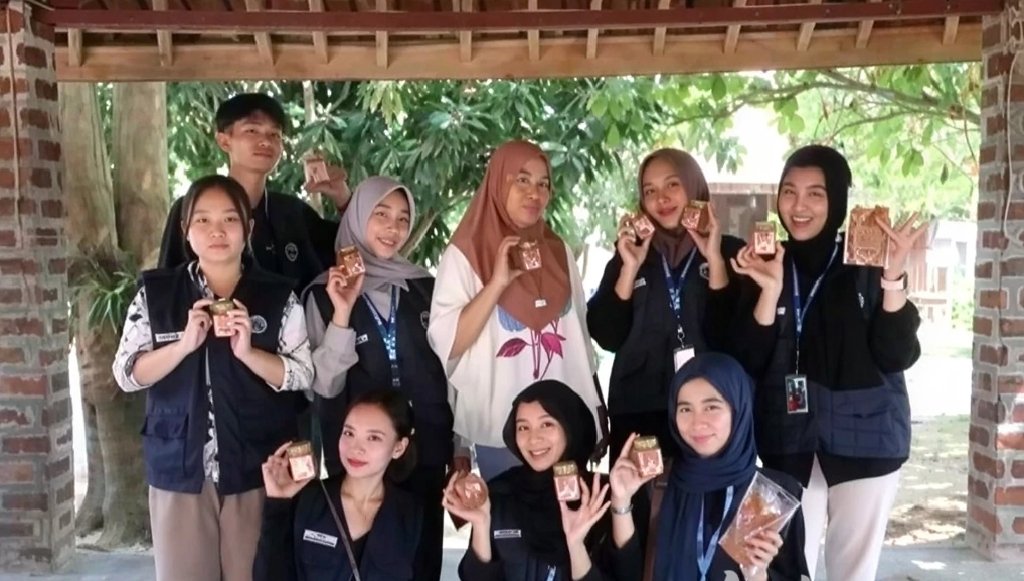 KKM 43 Uniba Lakukan Rebranding Abon Ikan Tuna dengan UMKM Sofia di Cipanon