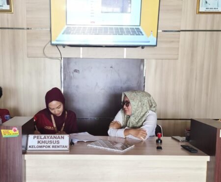 Mahasiswa KKM 05 UNIBA Bantu Pendataan dan Pelayanan Administrasi di Kecamatan Kasemen