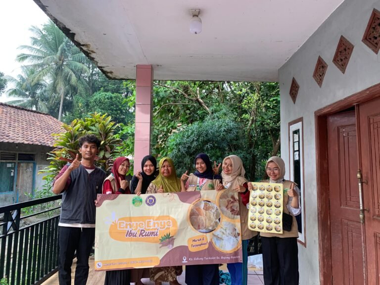 KKM Universitas Bina Bangsa Kelompok 68 Tingkatkan Citra UMKM Keripik Enye-Enye di Desa Bojong Pandan