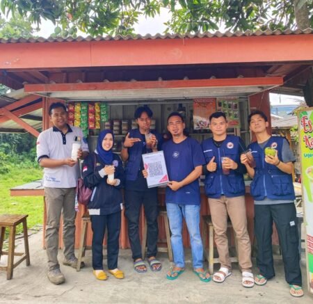 Mahasiswa KKM 79 Universitas Bina Bangsa Bantu UMKM Desa Gabus Go Digital dengan QRIS