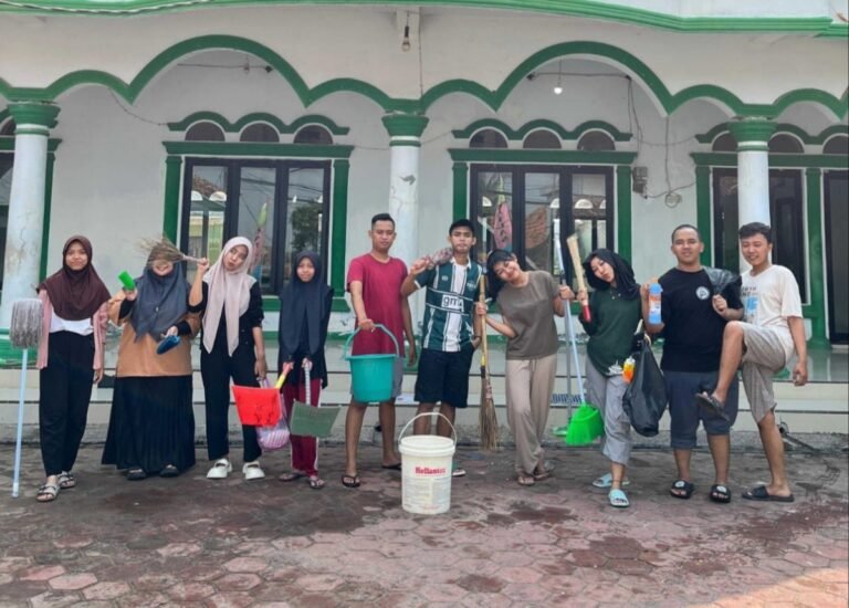 Mahasiswa KKM 91 UNIBA Gelar Jumat Bersih, Ajak Warga Desa Cerukcuk Jaga Lingkungan