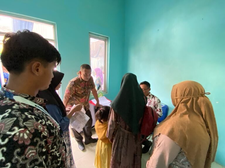 Mahasiswa KKM Kelompok 36 Bantu Warga Desa Kertasana Urus Akte Kelahiran