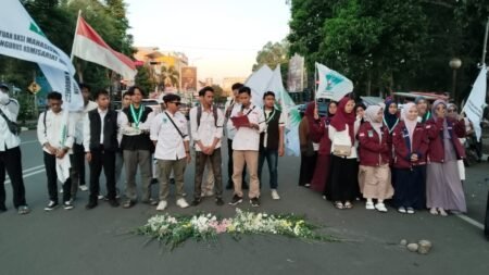Tabur Bunga di Alun-Alun Serang, KAMMI Kenang Korban Represif Aparat