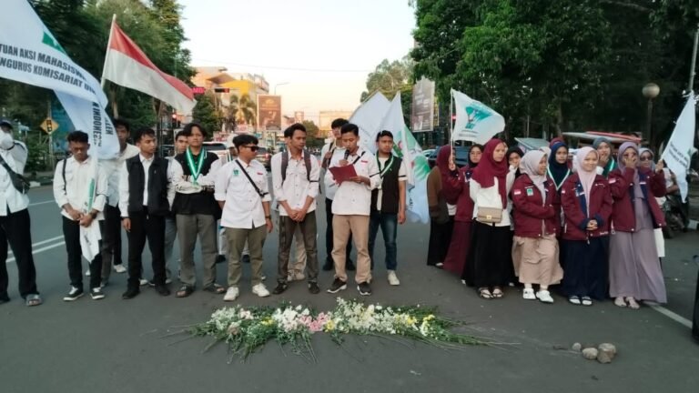 Tabur Bunga di Alun-Alun Serang, KAMMI Kenang Korban Represif Aparat