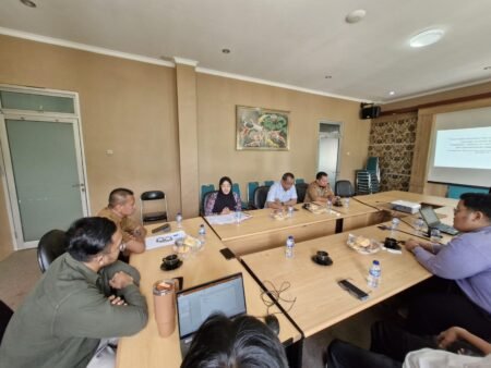 Dimediasi Ketua Komisi V DPRD Banten, Akhirnya Ijazah dan Gaji Guru Putri Diberikan Pihak Sekolah ASQY