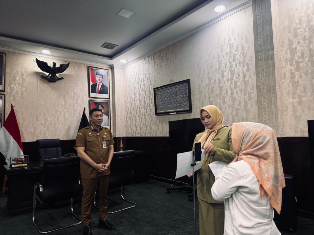 Pemprov Banten Gencar Lakukan Percepatan Eliminasi TBC Lewat Program SOLUSI TBC Sekretaris Daerah Provinsi Banten, Deden Apriandhi saat pengambilan video edukasi TBC