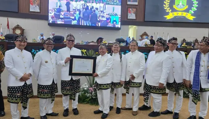 Terima Penghargaan Sebagai Anggota DPRD Banten Teladan, Muhsinin : Semoga Penghargaan ini Menginspirasi Anggota Lain