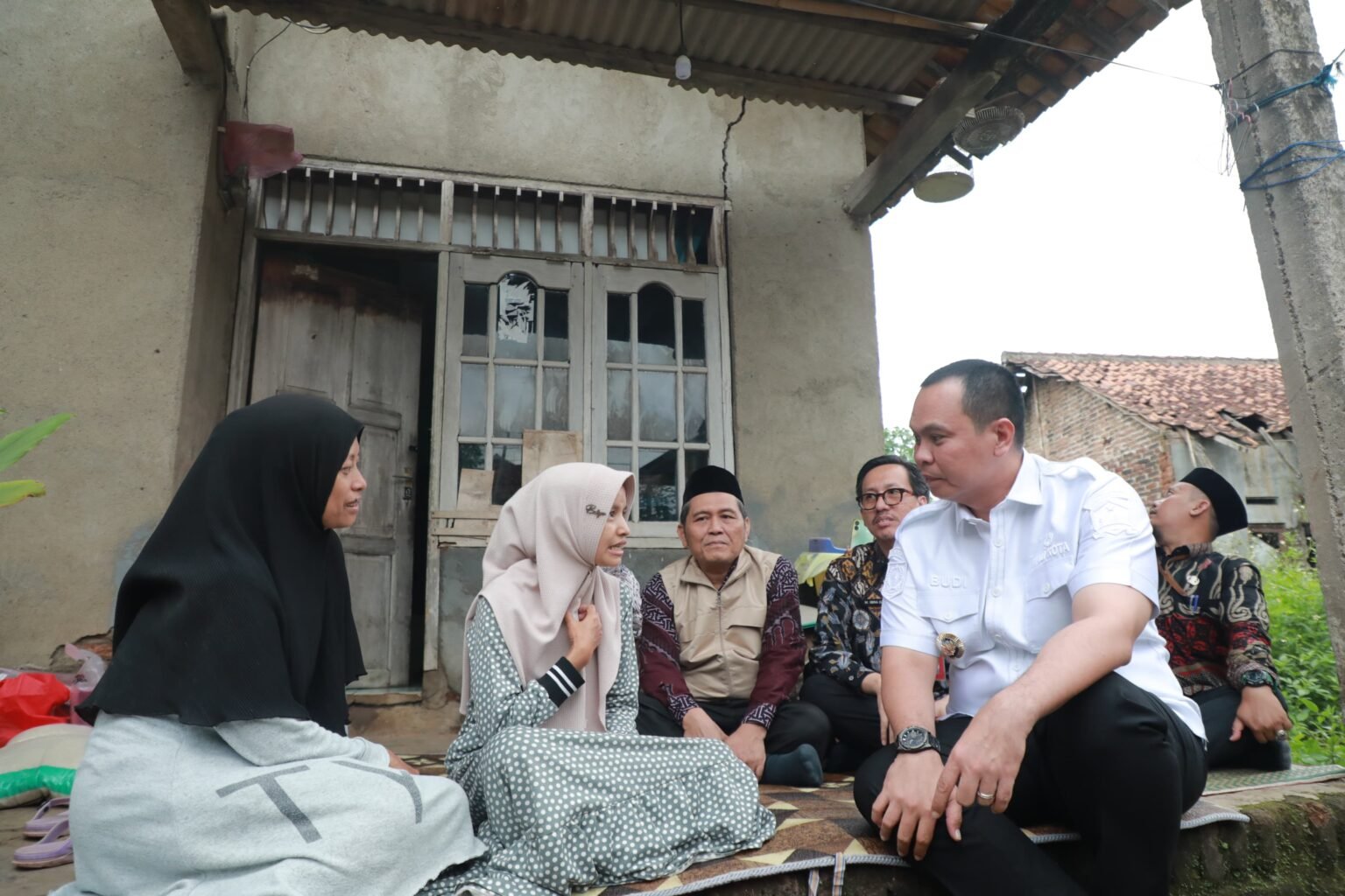 Wali Kota Serang Budi Rustandi Datangi Rumah Warga yang Atapnya Roboh