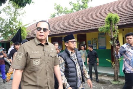 Kadisdikbud Kota Serang Tegaskan “Tidak Siap Untuk Diam” Saat Tinjau Banjir SDN Ciputat