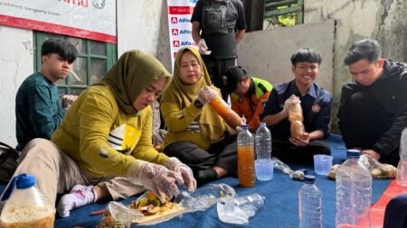 Alfamidi Dorong Bank Sampah Olah Sampah Organik Jadi Eco Enzyme