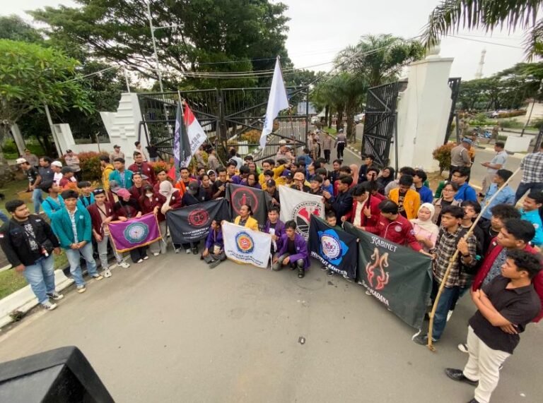 1 Tahun Kepemimpinan Banten, Mahasiswa Gelar Aksi Evaluasi: Butuh Solusi Nyata, Bukan Selebrasi