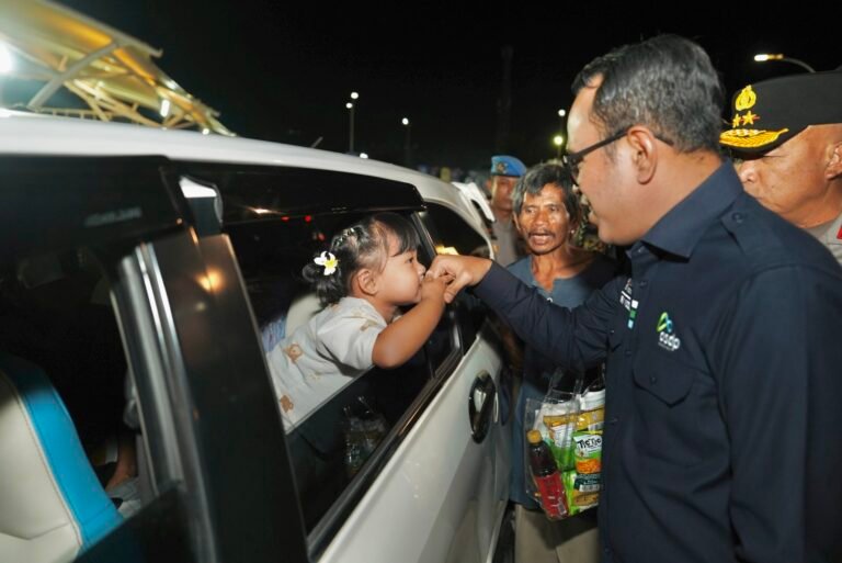 Heru Widodo Saat Menyapa Pengguna Jasa Penyebrangan ASDP
