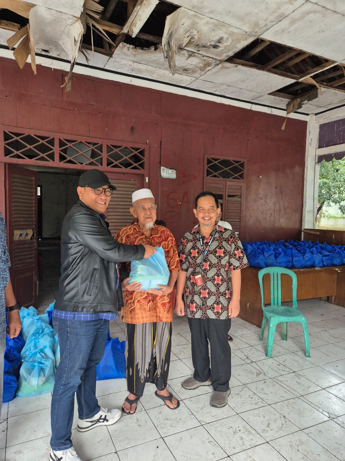 Indah Kiat Tangerang Bagikan Ratusan Paket Sembako untuk Warga Jelang Lebaran