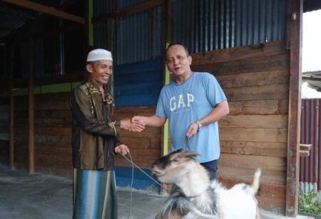 PT Kristalin Ekalestari Serahkan 11 Sapi & 30 Kambing, Daging Kurban Disalurkan Langsung ke Masjid