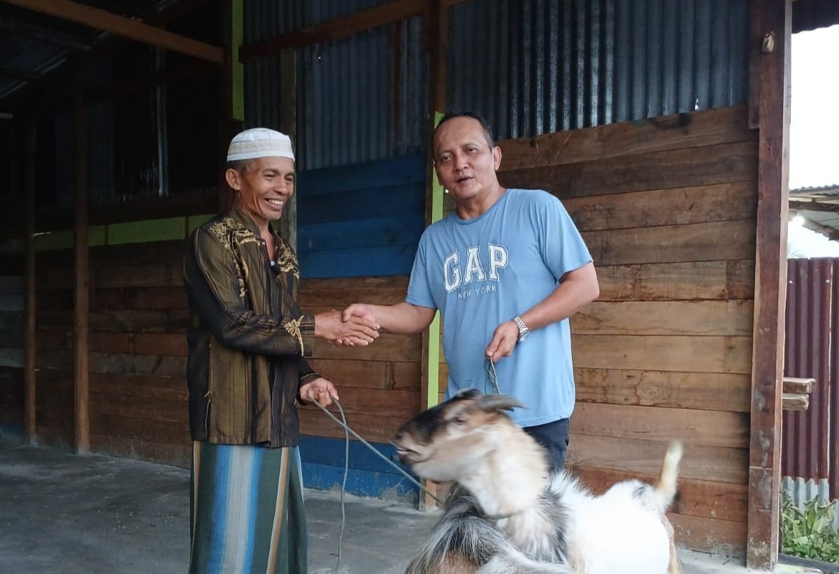 PT Kristalin Ekalestari Serahkan 11 Sapi & 30 Kambing, Daging Kurban Disalurkan Langsung ke Masjid