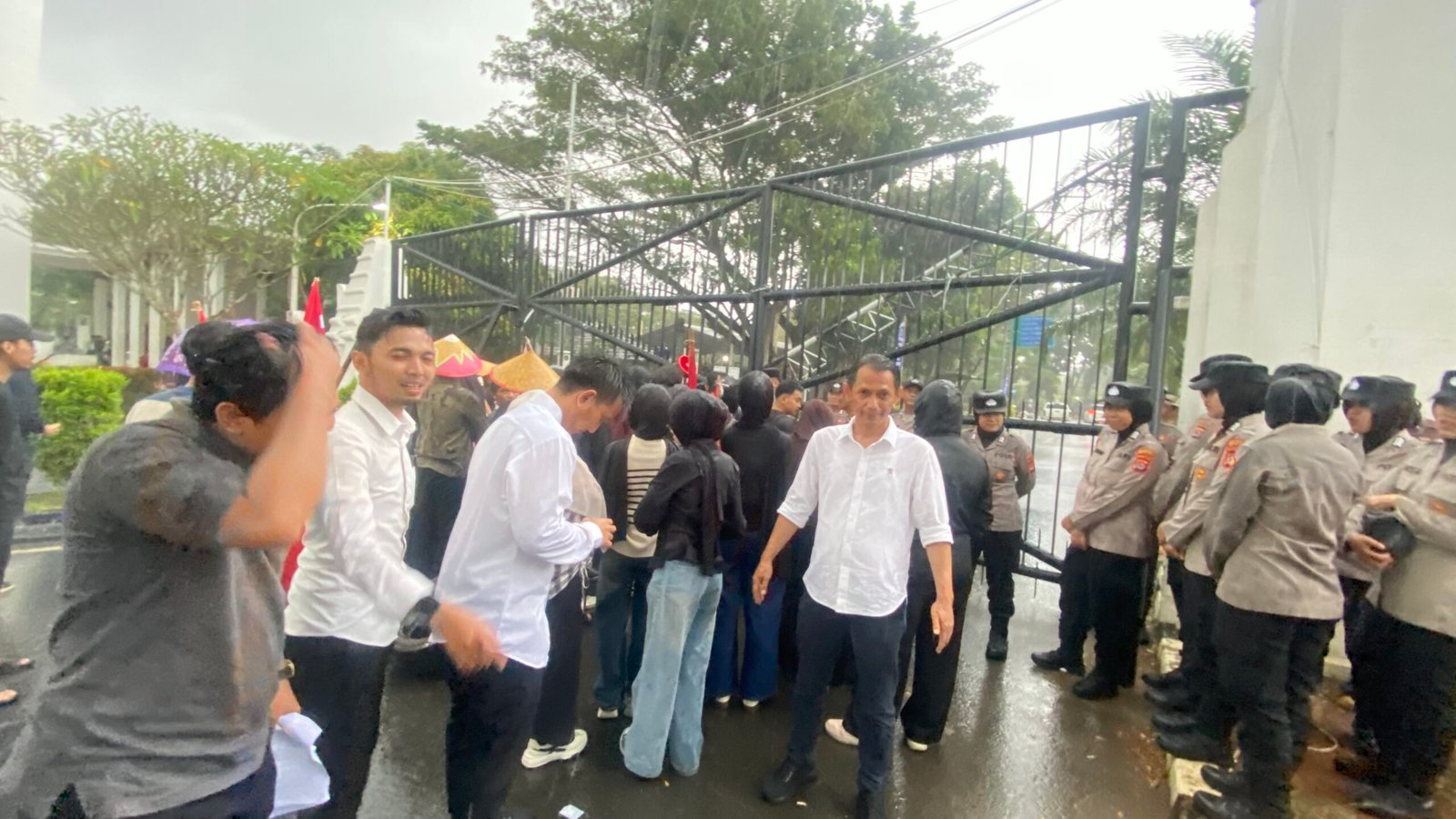 Diguyur Hujan, Kasat Intelkam Polresta Serang Kota AKP Tatang Kawal Aksi Mahasiswa Secara Humanis, Aman dan Kondusif