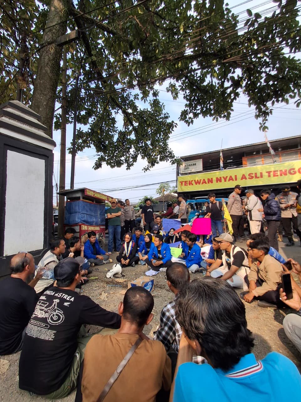 PMII IAI Sahid dan Warga Kepung UPTD IV, Tuntut Jalan Rusak Segera Diperbaiki