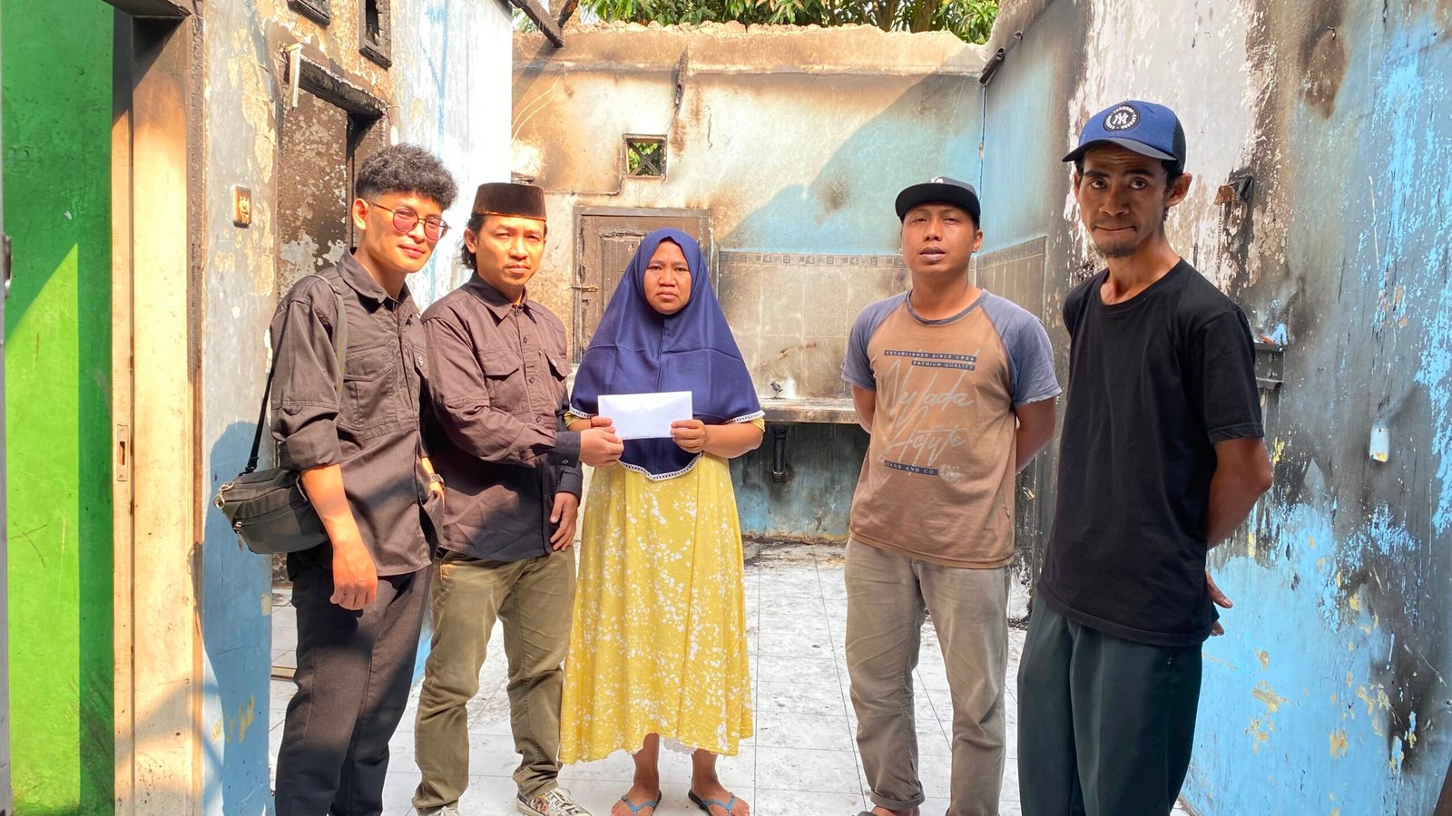 ‎Rumah Ludes Terbakar, Anggota Dewan Kota Serang Fraksi Golkar Kirim Bantuan untuk Korban